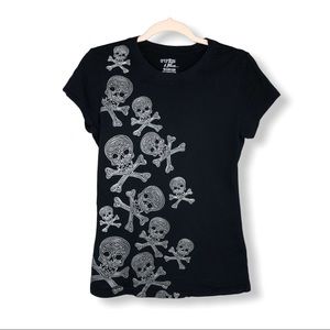 Skull & Crossbones Tee shirt Sz XL RUNS SMALL